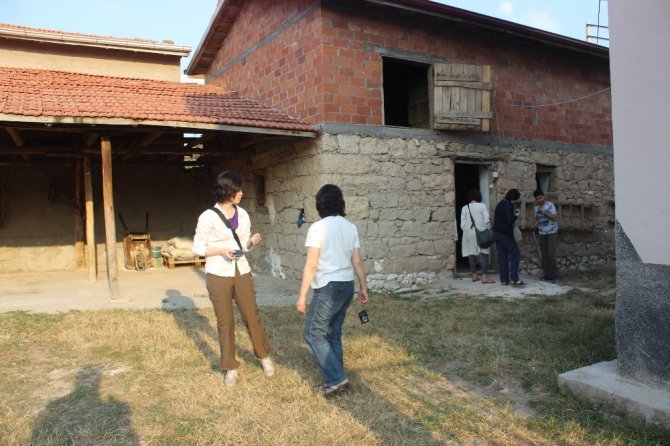 Japonlar iğne oyalarını incelemek ve manda görmek için geldi