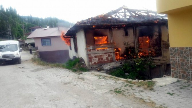 Engelli vatandaşın evi yanarak kül oldu
