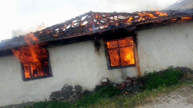 Engelli vatandaşın evi yanarak kül oldu