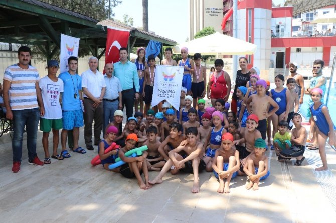 Çocuklar ‘Yaşama Kulaç At’ etkinliğiyle yüzmeyi öğrenip yarıştı
