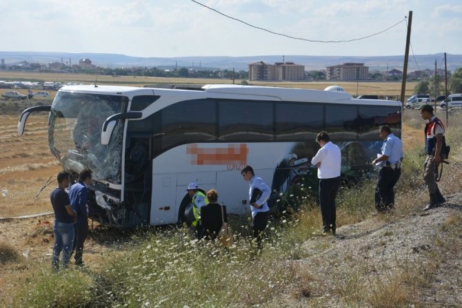 Tur otobüsü ile otomobil çarpıştı: 3 ölü, 32 yaralı