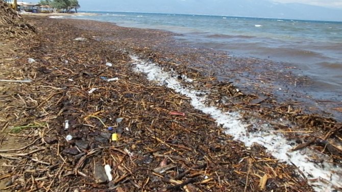 Burhaniye’de selin getirdiği çöpler denizi kirletti