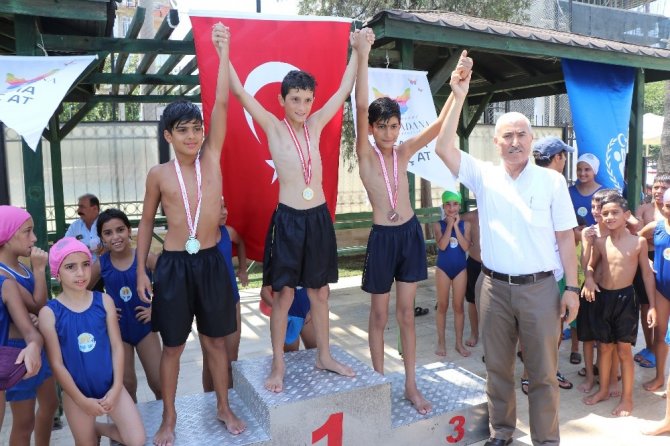 Çocuklar ‘Yaşama Kulaç At’ etkinliğiyle yüzmeyi öğrenip yarıştı