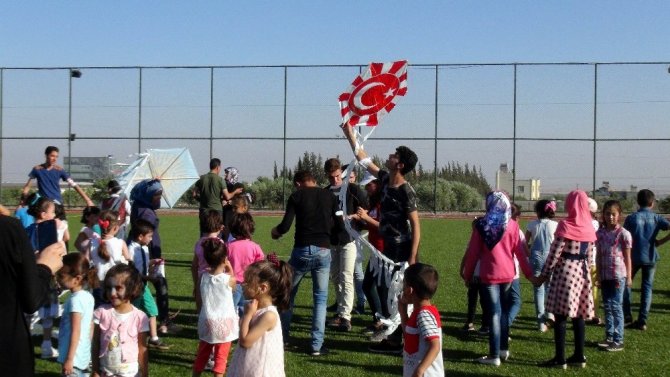 Türk ve Suriyeli çocuklar uçurtma şenliğinde eğlendi