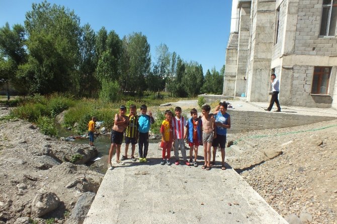 Malazgirtli çocuklar, Süphan Dağı’ndan gelen suyla serinliyor