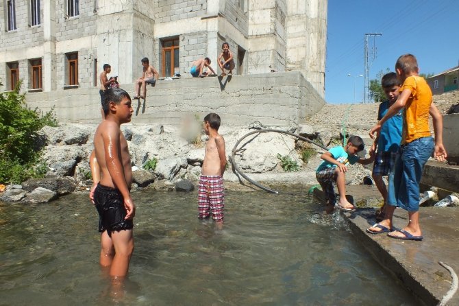 Malazgirtli çocuklar, Süphan Dağı’ndan gelen suyla serinliyor