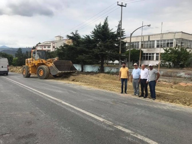 Osmaneli’de şehir içi bölünmüş yolda sıcak asfalt çalışmaları devam ediyor