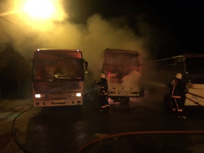 Silivri’de park halindeki 4 aracın şüpheli yangını