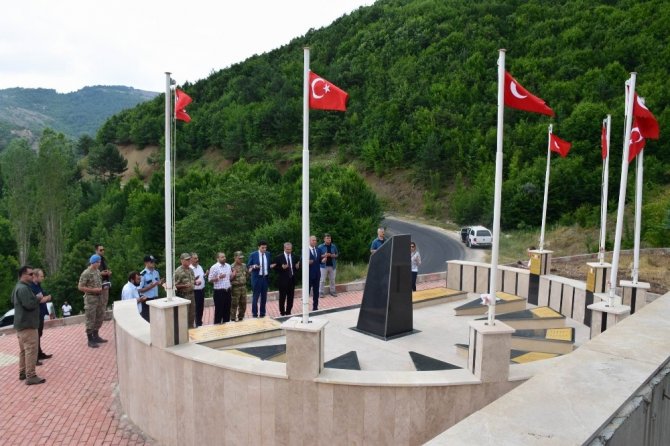 Vali Toraman 7 askerin şehit düştüğü şehitlik anıtını ziyaret etti