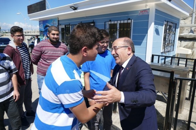 Başkan Gümrükçüoğlu Güneydoğulu öğrencileri ağırladı