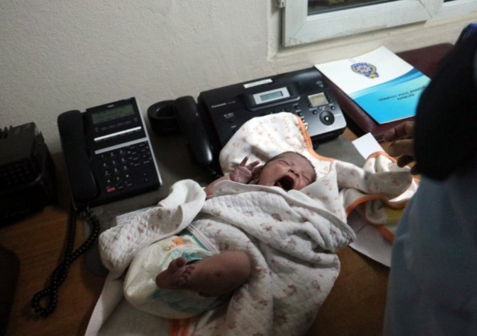 Adana’da yeni doğmuş bebeği çöpe bıraktılar
