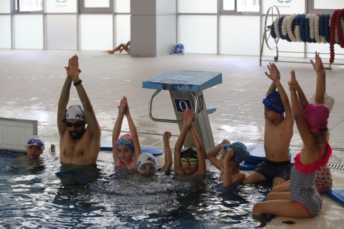 ‘Haydi Çocuklar Havuza’ projesinde yüzme dersleri başladı