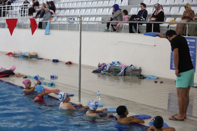 ‘Haydi Çocuklar Havuza’ projesinde yüzme dersleri başladı