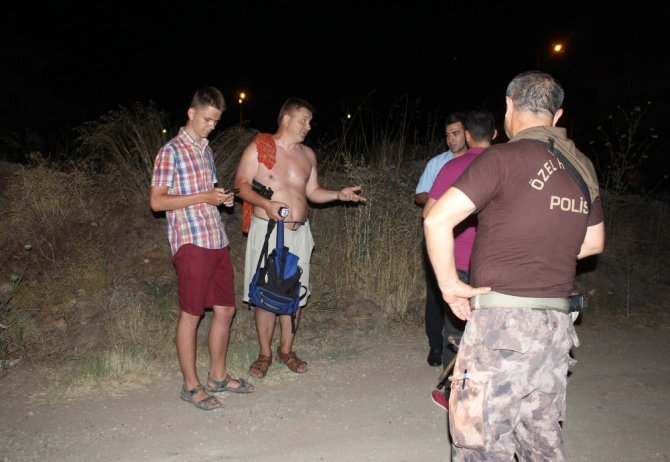 Maceracı Rus turistlerin fener ışığı vatandaşı sokağa döktü