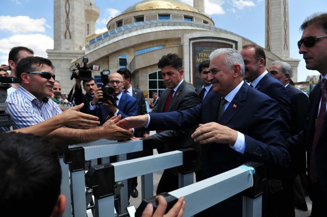 Başbakan Yıldırım, cuma namazını Mamak Yeni Merkez Camii’nde kıldı