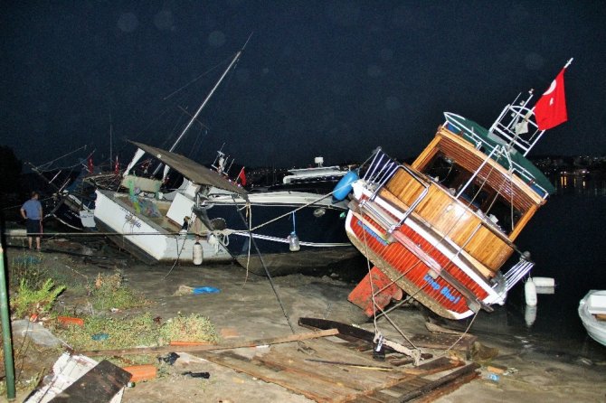 Bodrum’da deniz suyu çekildi, kıyıya vuran tekneler parçalandı