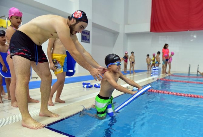 Kepez yüzme kurslarına bin 500 öğrenci katıldı