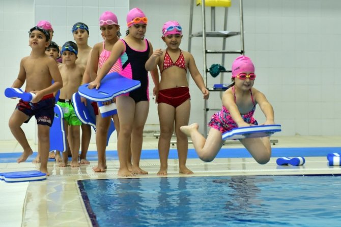 Kepez yüzme kurslarına bin 500 öğrenci katıldı