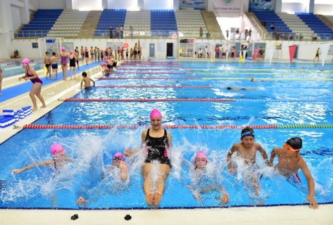 Kepez yüzme kurslarına bin 500 öğrenci katıldı