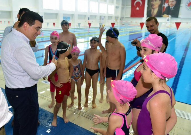 Kepez yüzme kurslarına bin 500 öğrenci katıldı