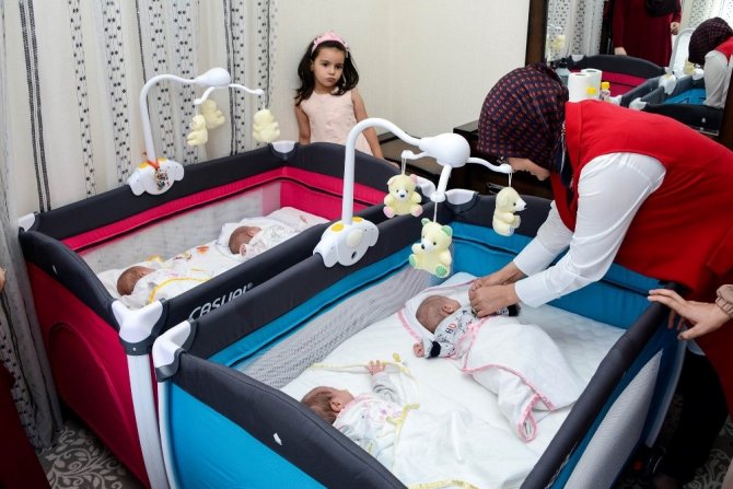 Başkan Toru, dördüz bebek sevincine ortak oldu