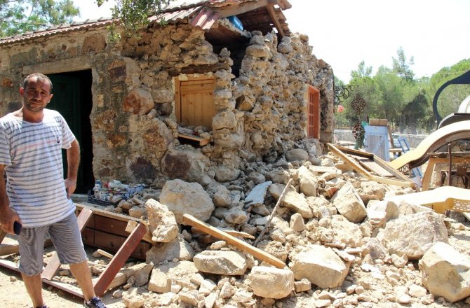 Deprem binalarda ağır hasara yol açtı
