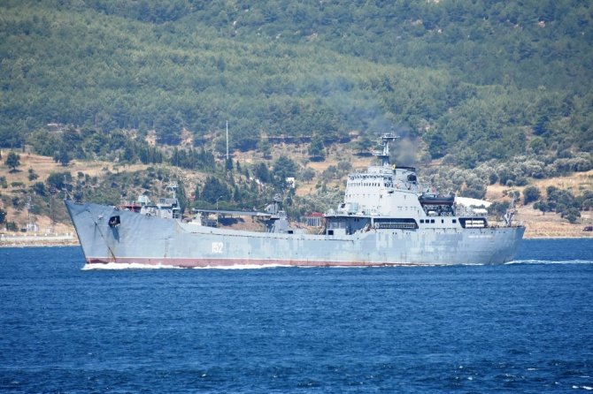 Rus çıkarma gemisi boğazdan geçti