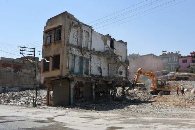 Boşaltılan binalar böyle yıkıldı