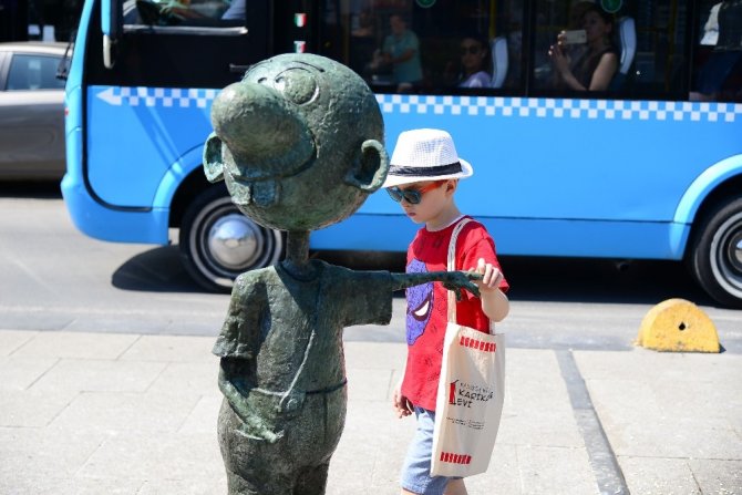 Avanak Avni ve Oğuz Aral heykelleri Kadıköy’de