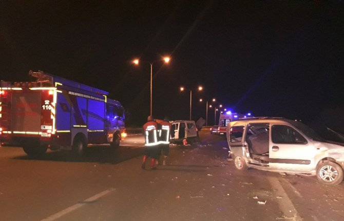 Başkent’te işçileri taşıyan kamyonet, başka bir araca arkadan çarptı: 9 yaralı