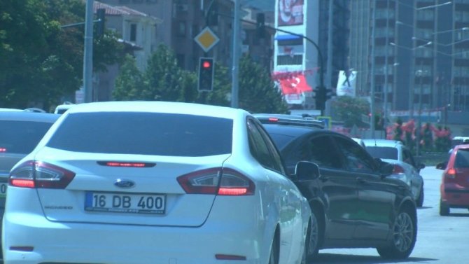 Başbakan Yardımcısı Çavuşoğlu talimat verdi, şoförü ve eskortlar trafik kurallarına uydu