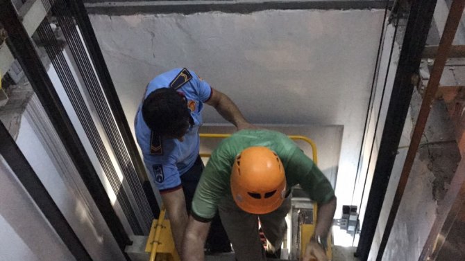 İtfaiyeden asansörde kurtarma operasyonu