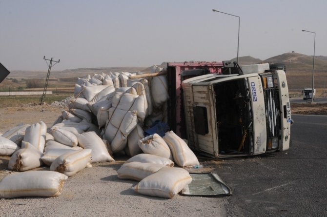 Cizre’de virajı alamayan saman yüklü kamyon kaza yaptı