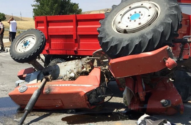 Otomobil traktörle çarpıştı: 6 yaralı