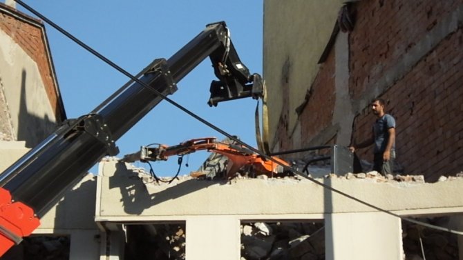 Binanın üçüncü katında yıkım yapan iş makinesi devrildi