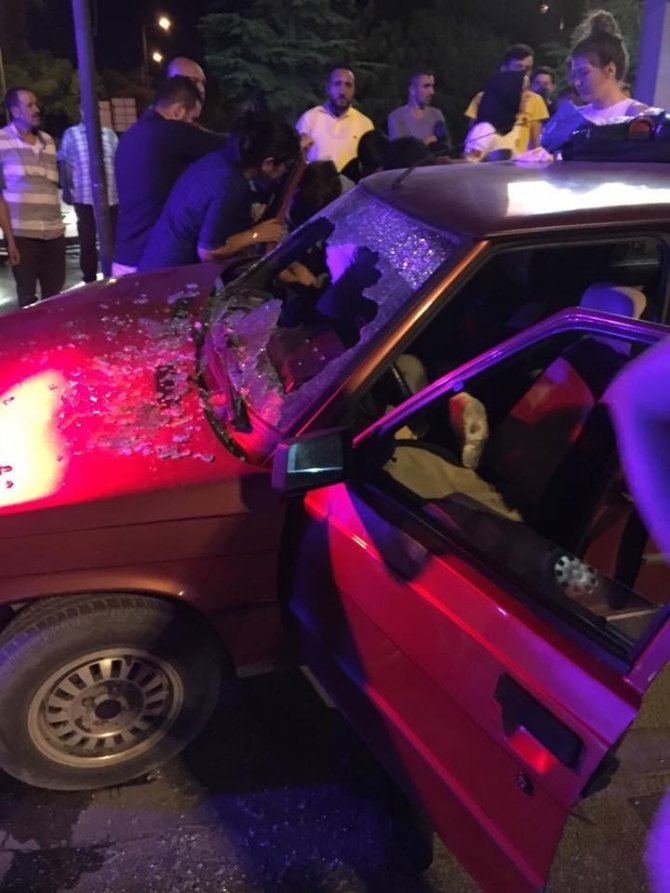 Otomobil trafik ışıklarına çarptı: 1’i ağır 2 yaralı