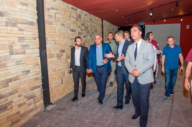 Vali Zorluoğlu, Urartu Müzesi ile Kaya Çelebi Camii’ni inceledi