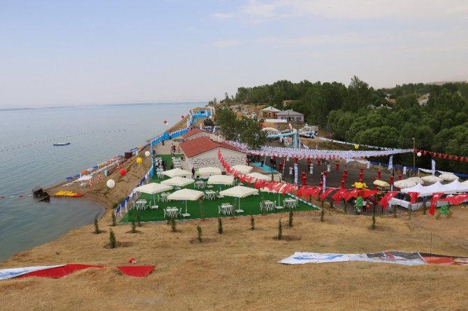Van Gölü sahillerinde halk plajı açıldı