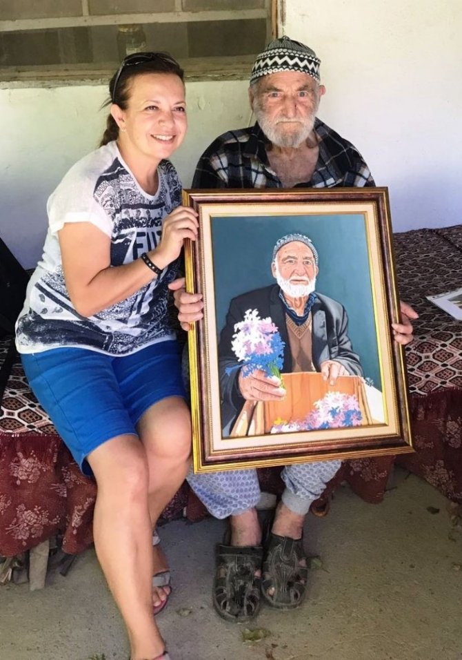 Pazarda görüp resmini yaptığı yaşlı adama tablosunu bir yıl sonra teslim etti