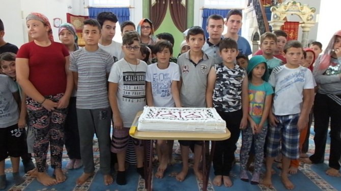 Burhaniyeli öğrenciler camide yaş günü kutladı