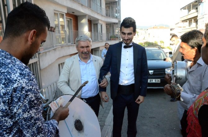 Belediye başkanı şehit ailesine düğünde makam aracını tahsis edip, şoförlüğünü yaptı