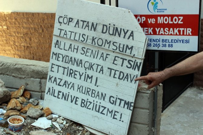Çöplerden bıkan vatandaştan "Kazaya kurban gitmeyin" yazılı pankart