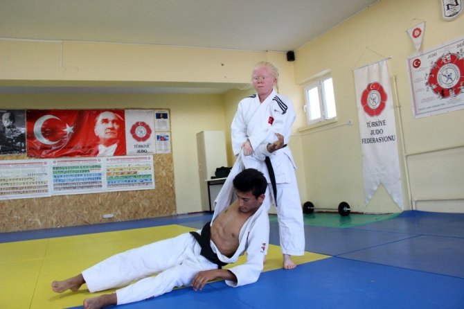 Albino hastası judocu Cahide’nin hedefi gençlik olimpiyatlarında altın madalya
