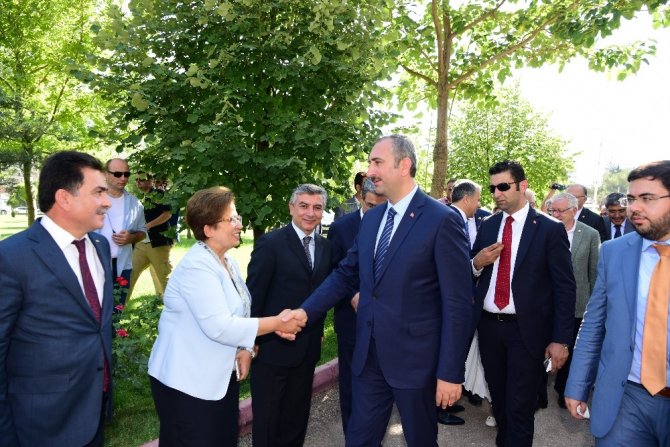 Adalet Bakanı Gül, ilk yurt içi gezisinde çiçekle karşılandı