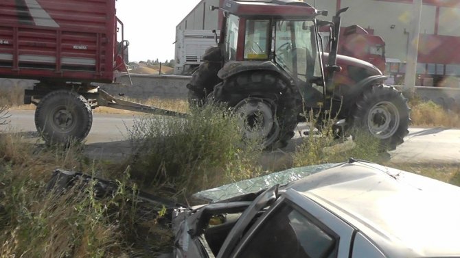 Otomobil traktörle çarpıştı: 1 yaralı
