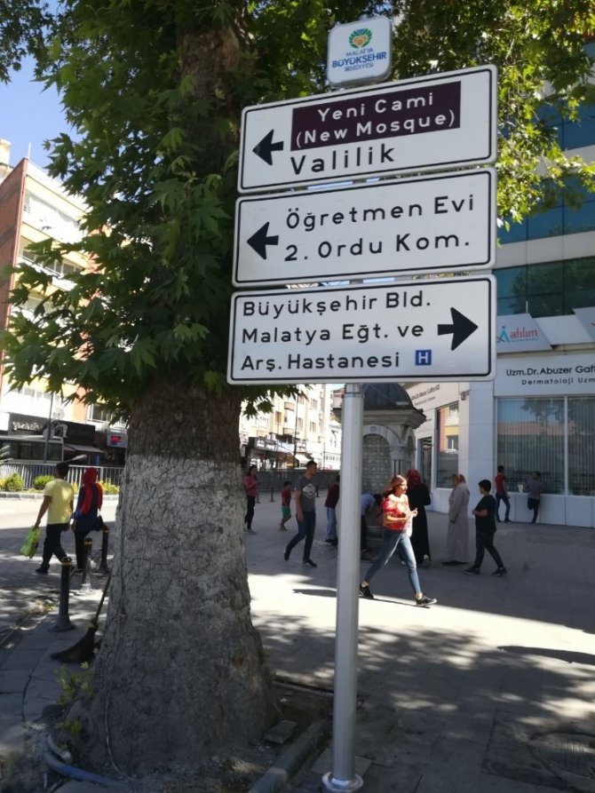 Kavşak içi bilgilendirme yön levhaları dikiliyor
