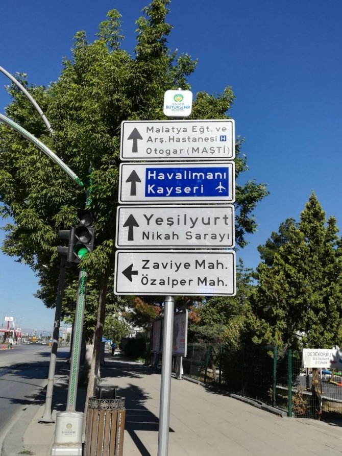 Kavşak içi bilgilendirme yön levhaları dikiliyor