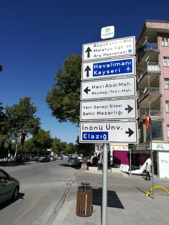 Kavşak içi bilgilendirme yön levhaları dikiliyor
