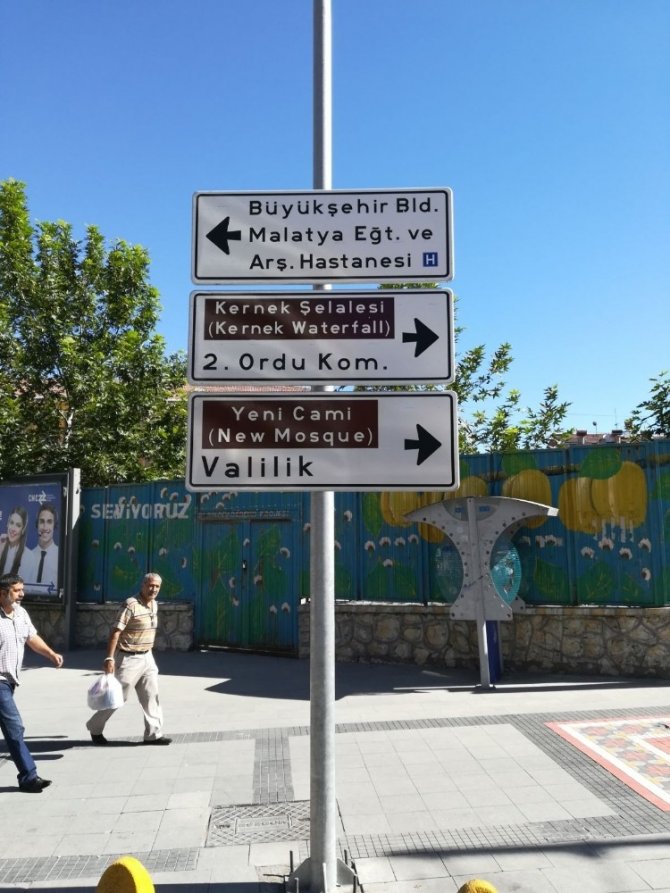 Kavşak içi bilgilendirme yön levhaları dikiliyor