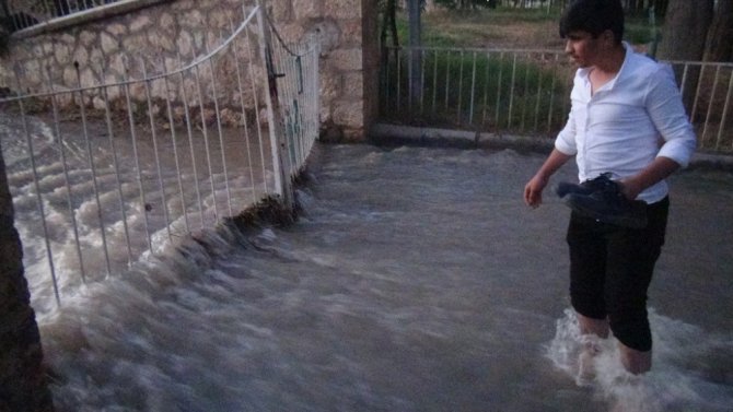 Mardin’de içme suyu şebekesi patladı